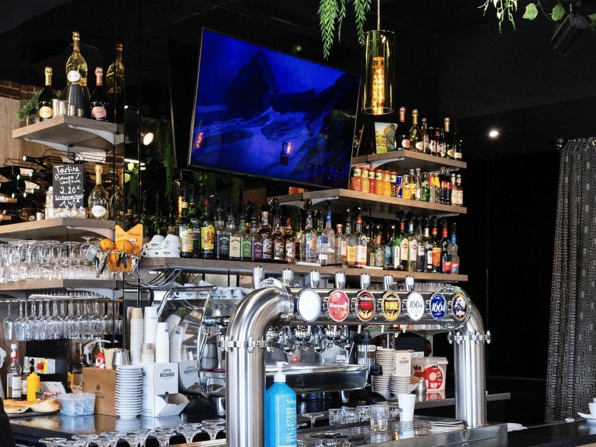 Le comptoir du bar, tireuses à bière et étagères de bouteilles