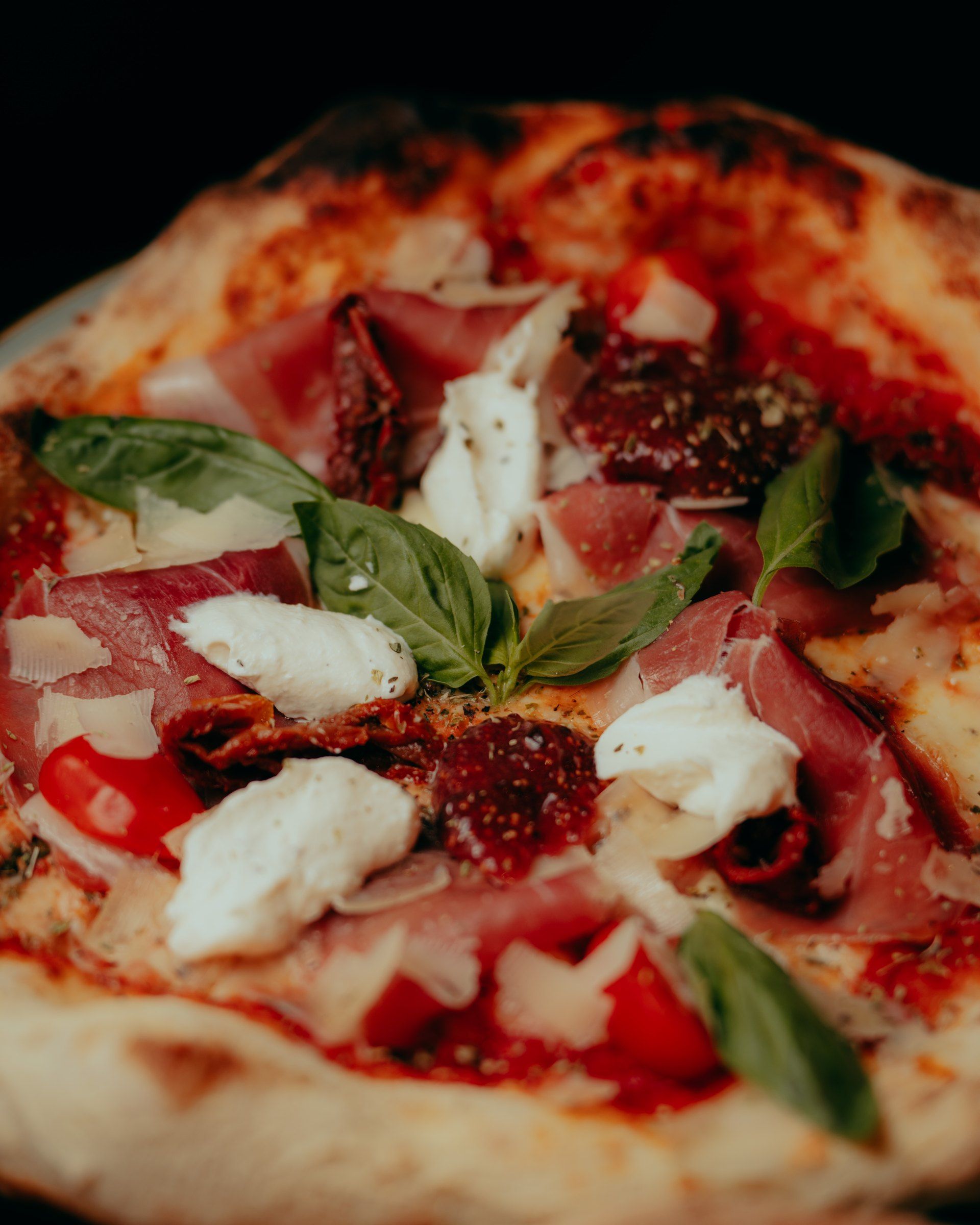 Pizza Parma : jambon de Parme, mozzarella et basilic